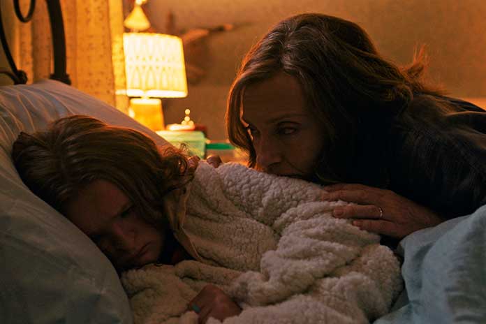 Annie (Toni Collette) e Milly Shapiro (Charlie) em Hereditário (2018)
